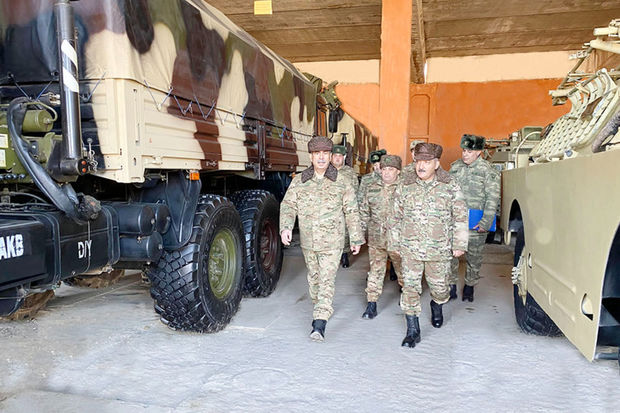 Zakir Həsənov səfərbərlik təminat bazasının döyüş hazırlığını yoxlayıb, tapşırıqlar verib